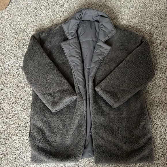 Vuori Cozy Sherpa Blazer Reversible
Worn twice. Like new - Picture 3 of 5
